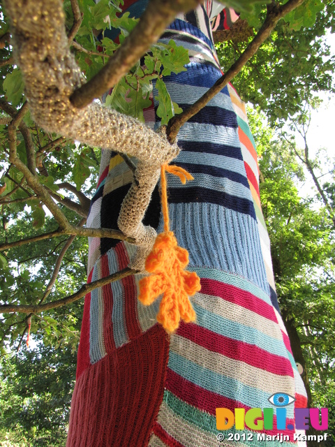 SX24293 Urban knitting on tree at Floriade